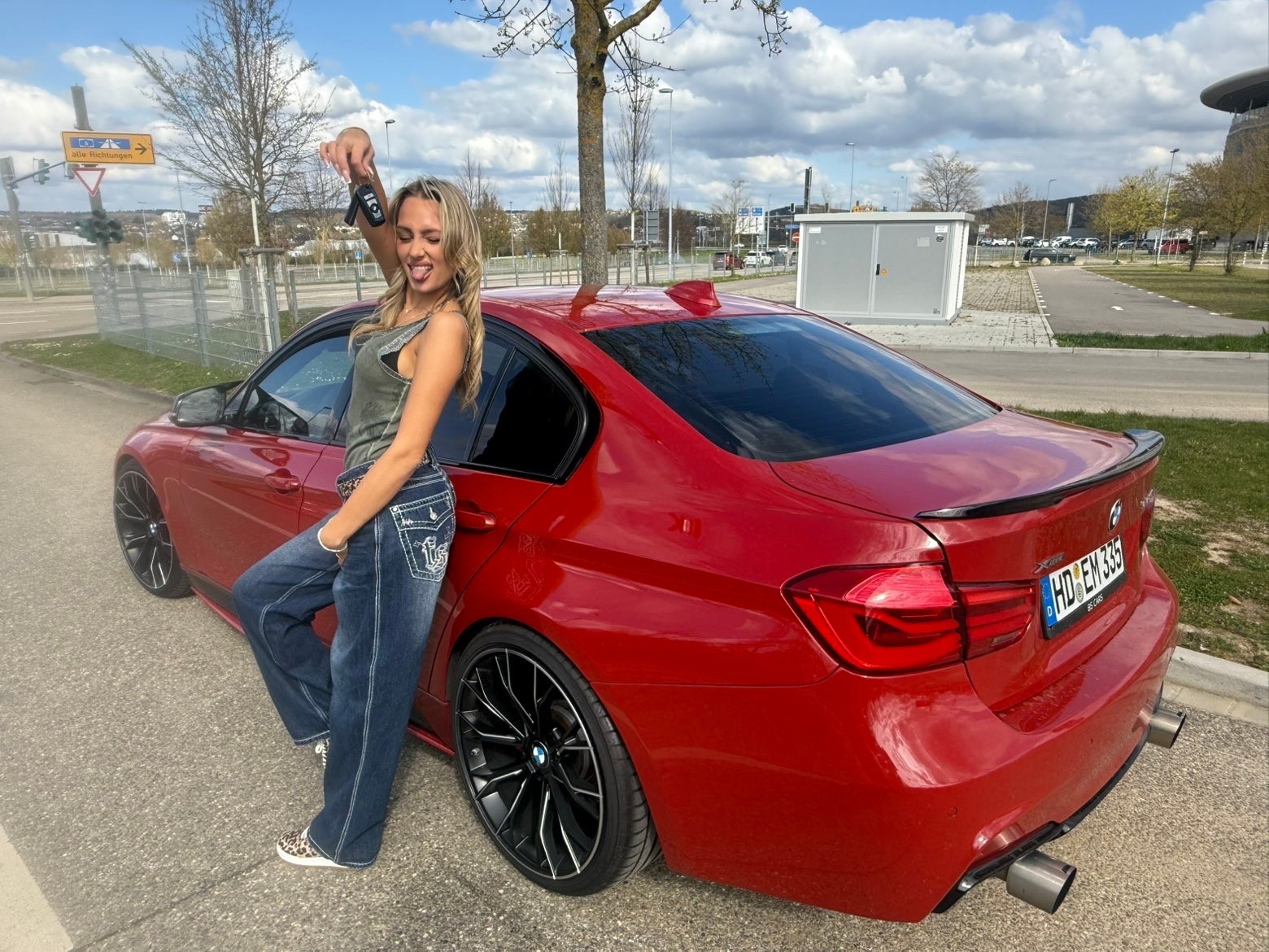Vilena mit ihrem Auto