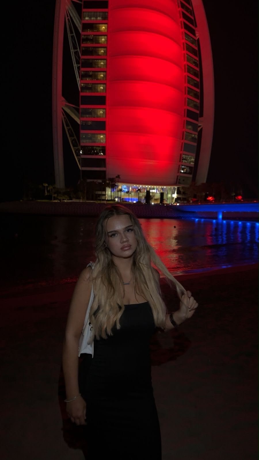 Celina vor dem Burj Al Arab